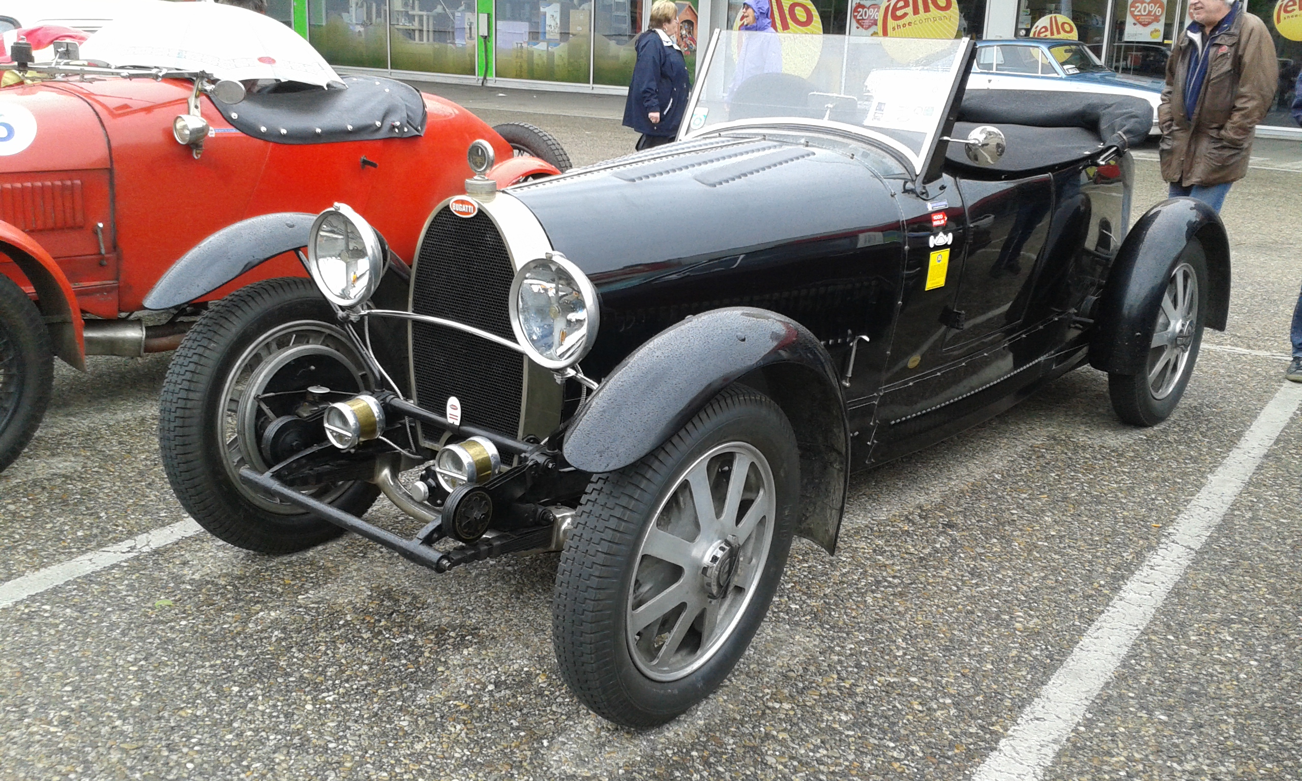 Einer der aeltesten, BJ 1929. Roter Bugatti daneben: BJ 1926.